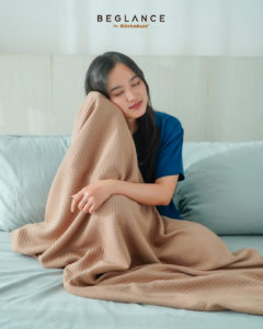 manfaat tidur pakai selimut